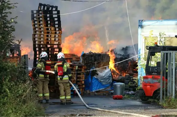 Pożar składu palet w Tyńcu Małym – 94 strażaków w akcji