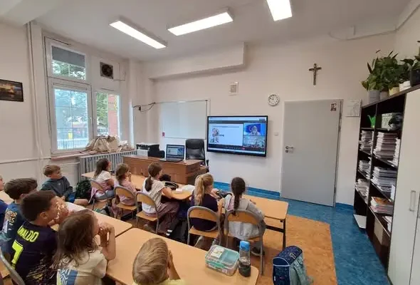 Uczniowie klasy 2d rozpoczęli cykl lekcji online o Europie