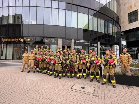 Wrocławscy strażacy uczcili rocznicę 11 września, wchodząc na 49. piętro Sky Tower