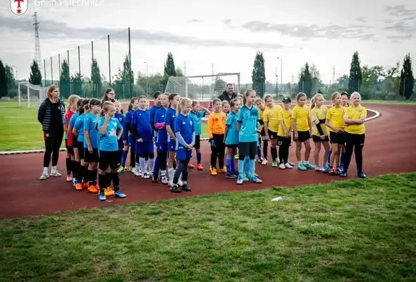 Turniej piłkarski Orlik dziewcząt w Siechnicach – sportowe emocje i piknik