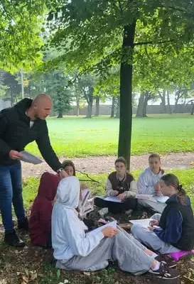 Słowa ukryte w zieleni i matematyczne śledztwo – niezwykła lekcja terenowa klasy 5