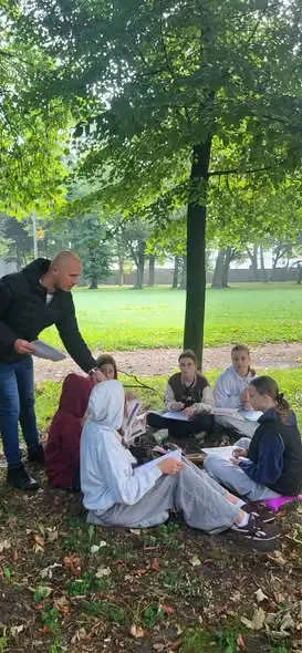 Słowa ukryte w zieleni i matematyczne śledztwo – niezwykła lekcja terenowa klasy 5