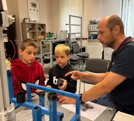 Wrocławscy pierwszoklasiści na warsztatach robotyki w ramach Dolnośląskiego Festiwalu Nauki