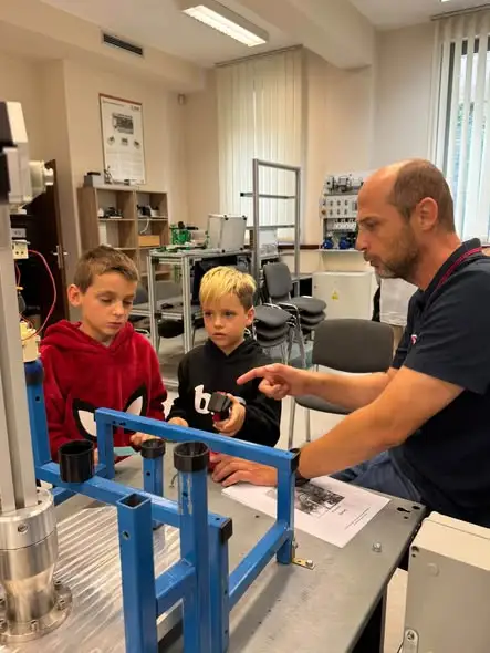Wrocławscy pierwszoklasiści na warsztatach robotyki w ramach Dolnośląskiego Festiwalu Nauki