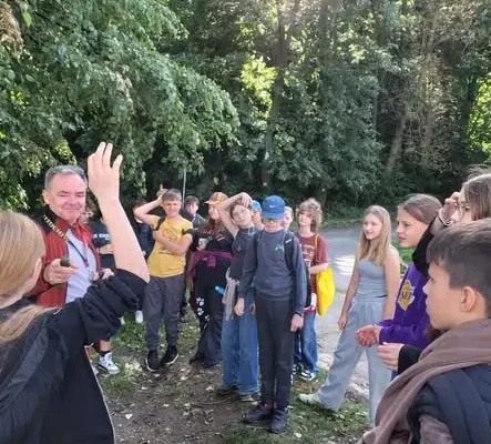 Uczniowie z Wrocławia na wycieczce w Bardzie – zdobyli szczyt i odkrywali uroki miasta