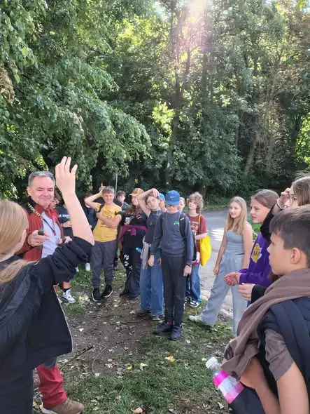 Uczniowie z Wrocławia na wycieczce w Bardzie – zdobyli szczyt i odkrywali uroki miasta