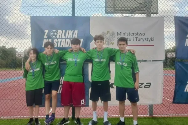 Młodzi piłkarze z klas 8 triumfują w turnieju „Z Orlika Na Stadion”