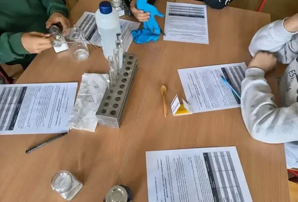 Uczniowie klasy 8a zamieniają salę w laboratorium – chemia w praktyce