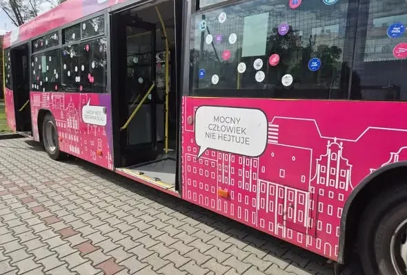 Wrocław: uczniowie ZS9 w kampanii #HejtOVER – autobus wsparcia i symbol motyla
