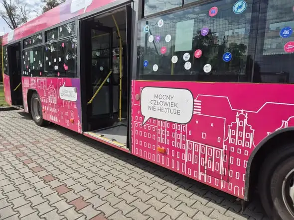 Wrocław: uczniowie ZS9 w kampanii #HejtOVER – autobus wsparcia i symbol motyla