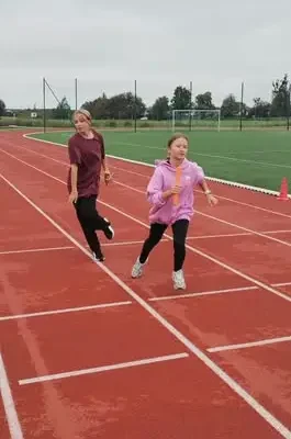 Sztafetowe biegi przełajowe w Dobrzykowicach – sportowa rywalizacja i integracja szkół
