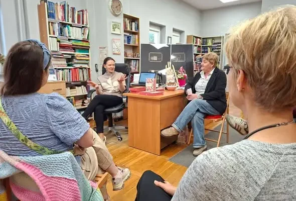 Antonina Gałęcka spotkała się z czytelnikami w bibliotece w Radwanicach