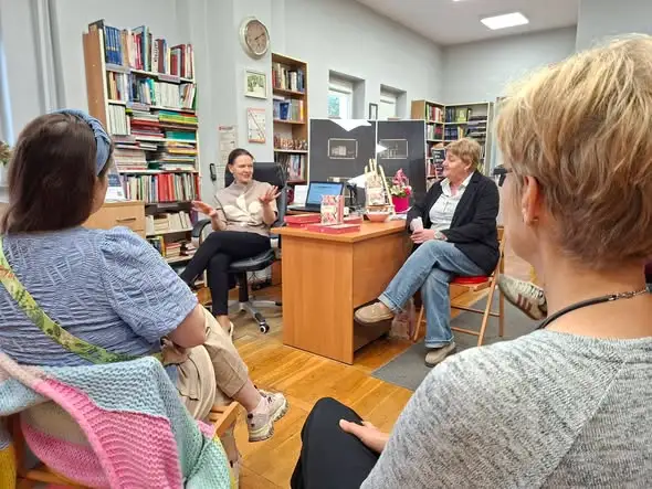Antonina Gałęcka spotkała się z czytelnikami w bibliotece w Radwanicach