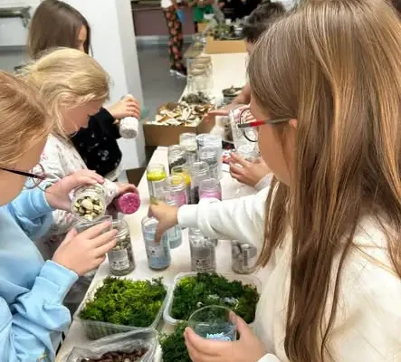 Klasa 3a tworzyła miniaturowe lasy w szkle na Festiwalu Nauki