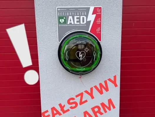 Fałszywy alarm AED przy remizie. OSP przypomina: to nie zabawka