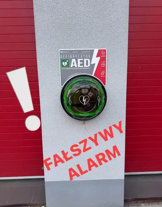 Fałszywy alarm AED przy remizie. OSP przypomina: to nie zabawka