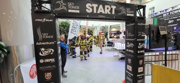 Sky Tower Run: Strażacy zmierzyli się z 1142 schodami we Wrocławiu
