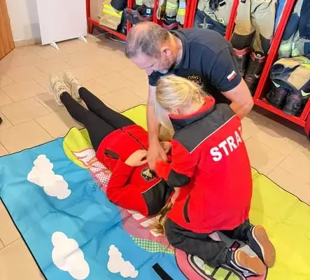 Młodzi strażacy z MDP Sobótka Zachodnia ćwiczyli pierwszą pomoc i rozmowy z numerem 112