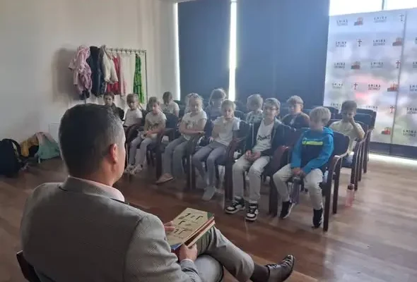 Dzień Głośnego Czytania w Siechnicach: uczniowie spotkali się z wiceburmistrzem i prezesem MKS