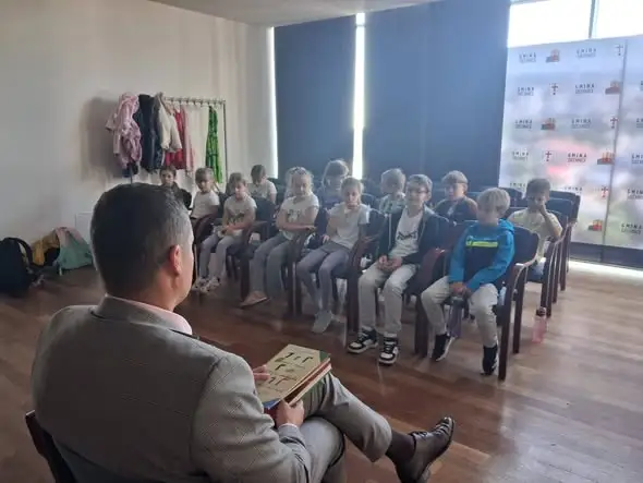 Dzień Głośnego Czytania w Siechnicach: uczniowie spotkali się z wiceburmistrzem i prezesem MKS