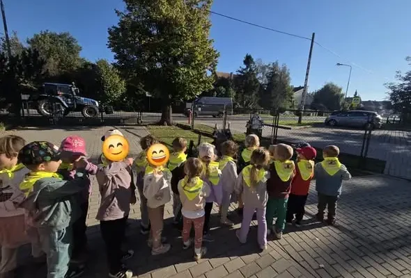 Przedszkolaki z Czernicy uczyły się zasad ruchu drogowego podczas spaceru