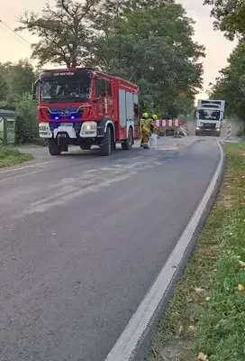 Wyciek substancji ropopochodnej na ul. Bystrzyckiej w Mietkowie – interwencja strażaków