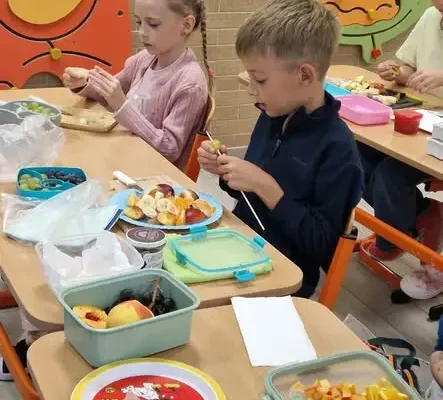 Pierwszaki z Czernicy przygotowały witaminowe szaszłyki owocowe