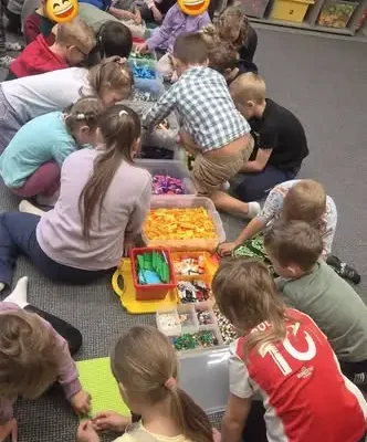 Klasa 1b w Multicentrum: Czerwony Kapturek z klocków LEGO i kodowanie