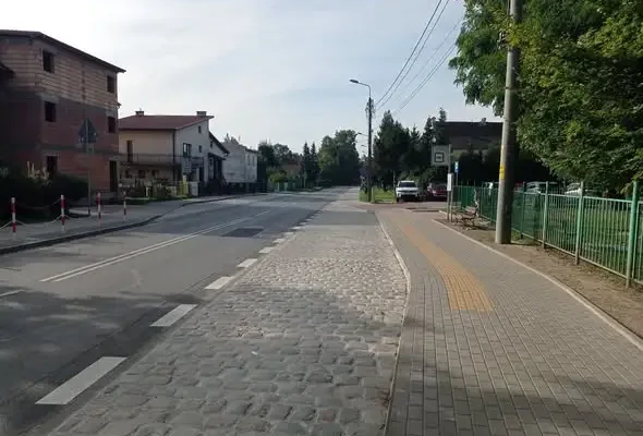 Nowe chodniki i zatoka autobusowa przy szkole w Świętej Katarzynie