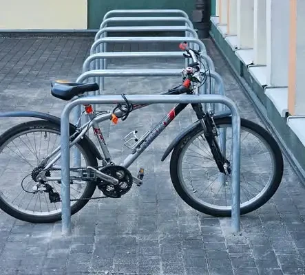 Nowe stojaki rowerowe przy szkole we Wrocławiu – koniec z „wyrwikółkami”