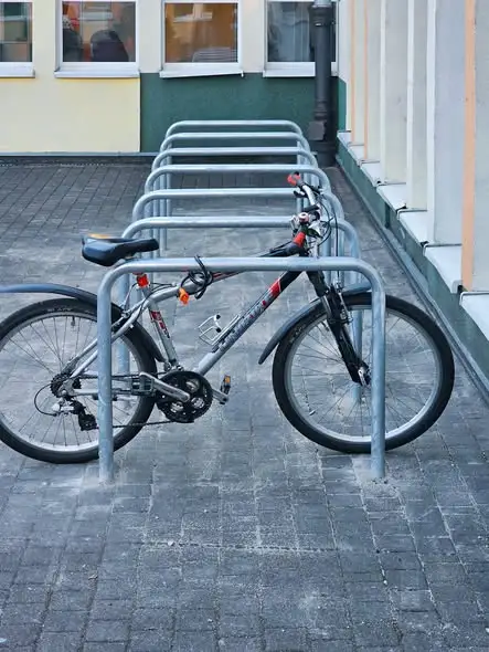 Nowe stojaki rowerowe przy szkole we Wrocławiu – koniec z „wyrwikółkami”