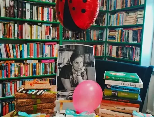90. urodziny Agnieszki Osieckiej – biblioteka w Siechnicach zaprasza do wspólnej zabawy
