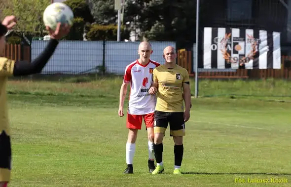 LKS Zameczek Czernica zagra na wyjeździe z Czarnymi Nowa Wieś. W tle powrót Kamil Dziwoki