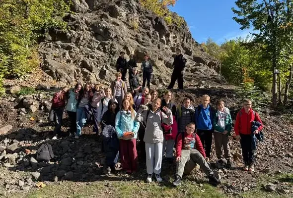 Uczniowie z Wrocławia odkrywali geologiczne skarby w Krainie Wygasłych Wulkanów