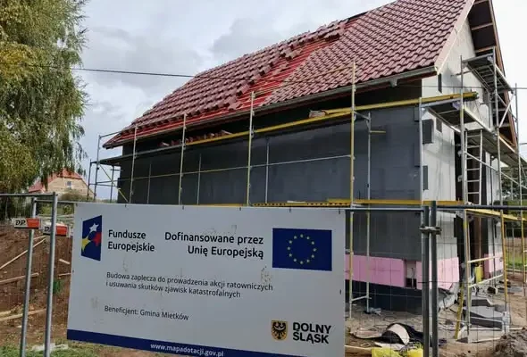 Budowa zaplecza dla OSP Stróża nabiera tempa – prace zgodnie z harmonogramem