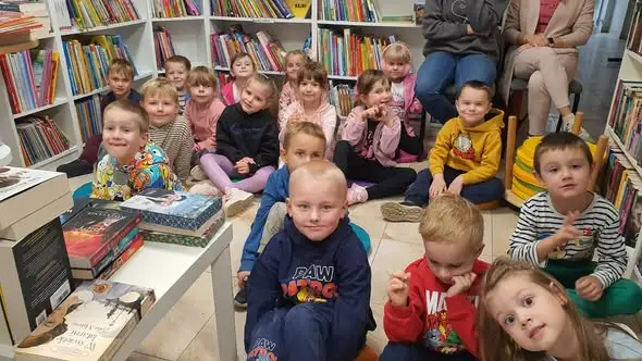 Pięciolatki z grupy „Motylki” odwiedziły punkt biblioteczny w Pustkowie Żurawskim
