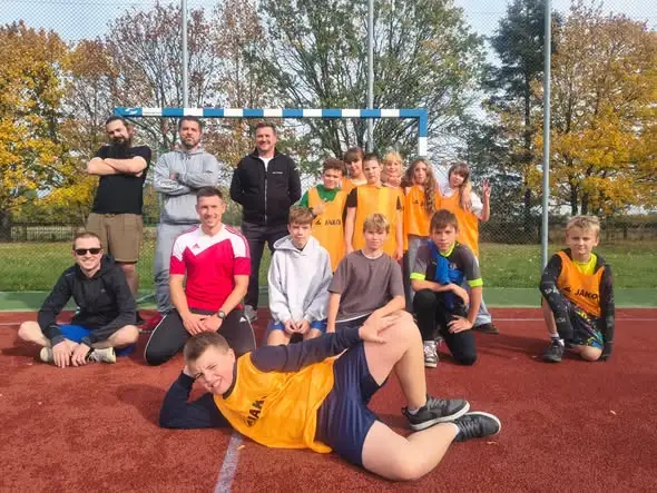Mecz nauczyciele kontra uczniowie w Mietkowie – dyrektor z hat-trickiem, nauczyciele wygrywają 5:3 i 3:2