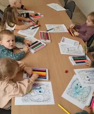 Trzylatki z grupy „Liski” odkrywały jesień i magię książek w Pustkowie Żurawskim