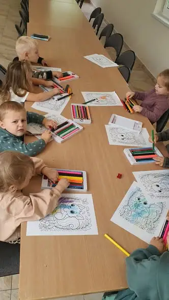 Trzylatki z grupy „Liski” odkrywały jesień i magię książek w Pustkowie Żurawskim