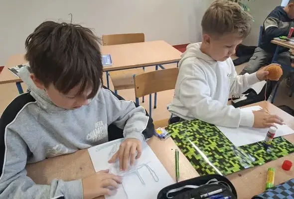 Klasa 4 zamieniła się w Akademię Pana Kleksa – kleksografia i przędzenie liter