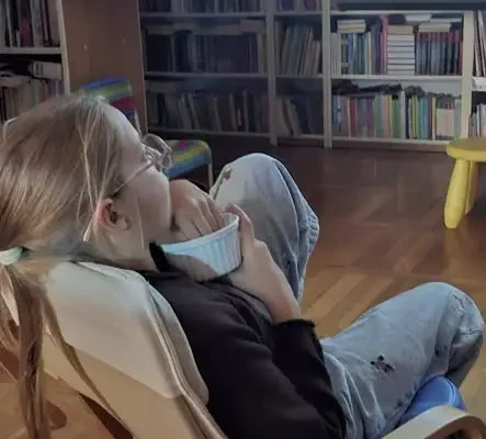 Noc Bibliotek w Radwanicach: seans „Ronja, córka zbójnika” przyciągnął młodych widzów