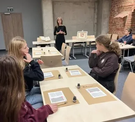 Wrocławscy siódmoklasiści odkrywali kaligrafię i historię w Muzeum Archidiecezjalnym