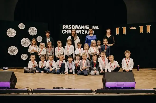 Pasowanie na Chrobrzaka w Żórawinie – przedszkolaki z Bystrzakami na scenie