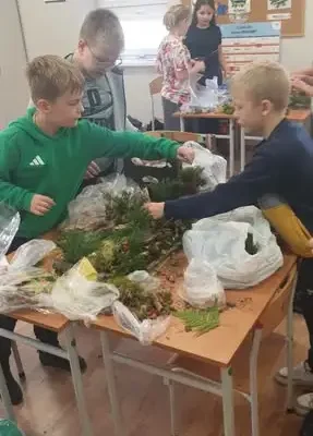 Klasa 3a tworzy makiety warstw lasu – kreatywna lekcja przyrody