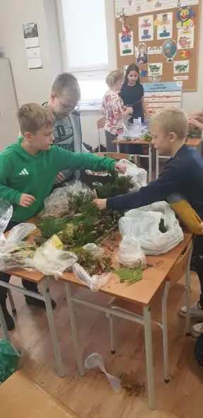 Klasa 3a tworzy makiety warstw lasu – kreatywna lekcja przyrody
