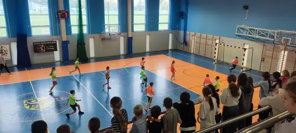 Szkolna Liga Piłki Ręcznej w pełni – uczniowie rywalizują na przerwach