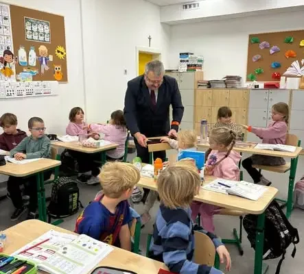Wójt Gminy Czernica odwiedził szkołę i przekazał uczniom odblaski
