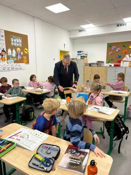 Wójt Gminy Czernica odwiedził szkołę i przekazał uczniom odblaski