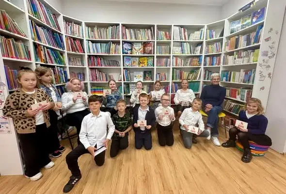Babcia Tymka czytała dzieciom w Sobótce. Akcja „Dziadkowie czytają”