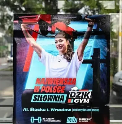 Plakaty o największej siłowni w Polsce pojawiły się na wrocławskich przystankach